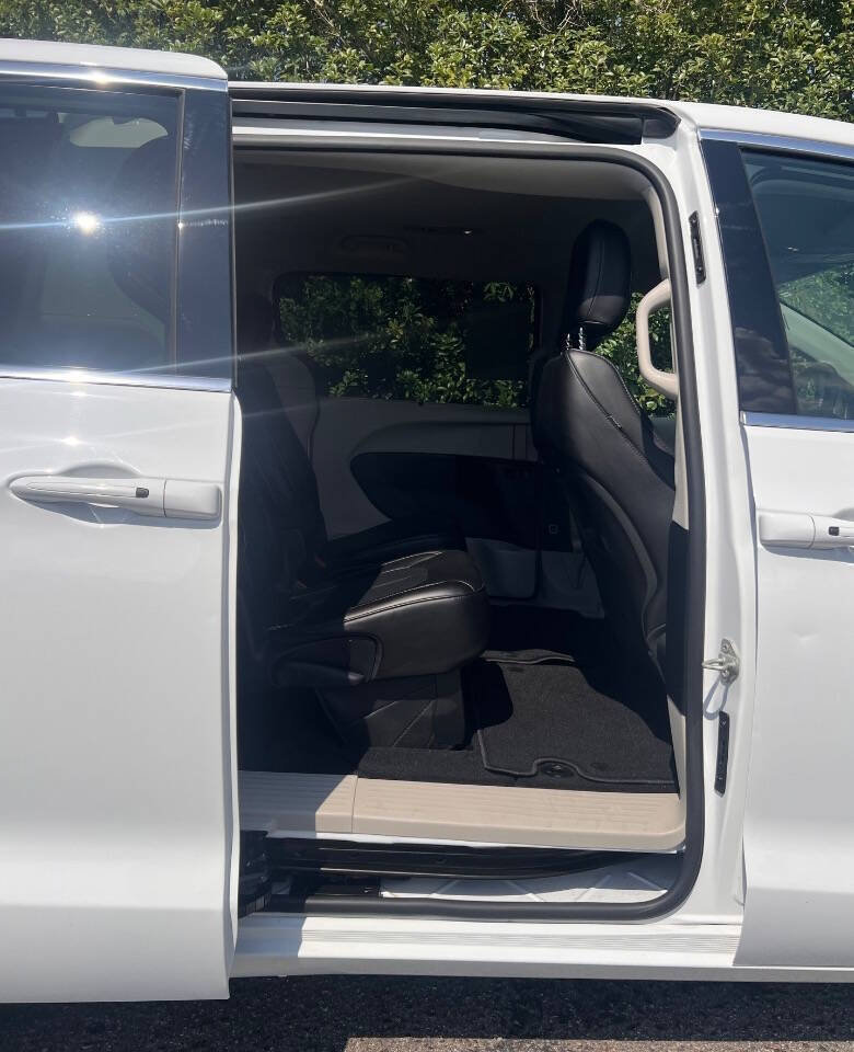 Used 2024 Chrysler Pacifica Touring-L FWD image 17