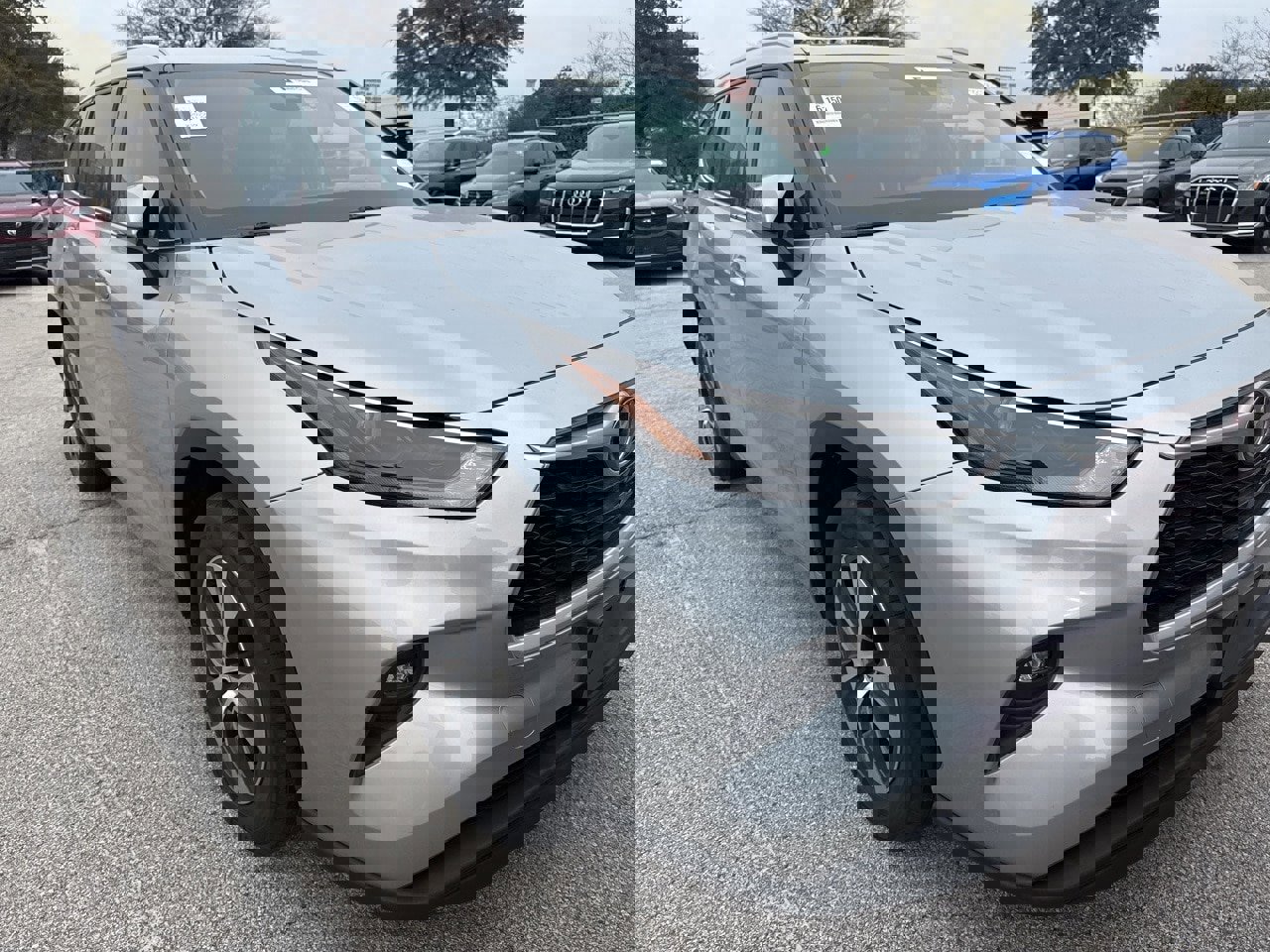 Used 2022 Toyota Highlander XLE image 3