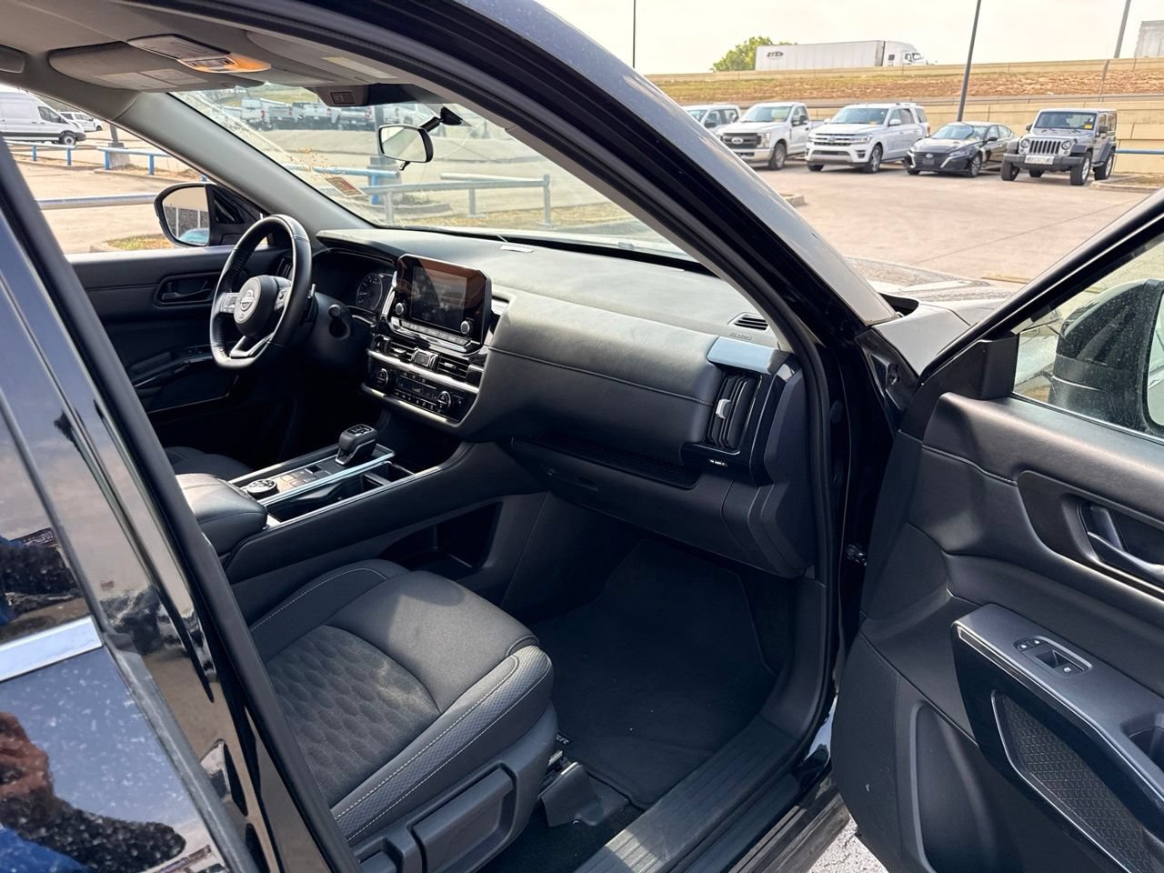 Used 2025 Nissan Pathfinder SV AWD/4WD image 15