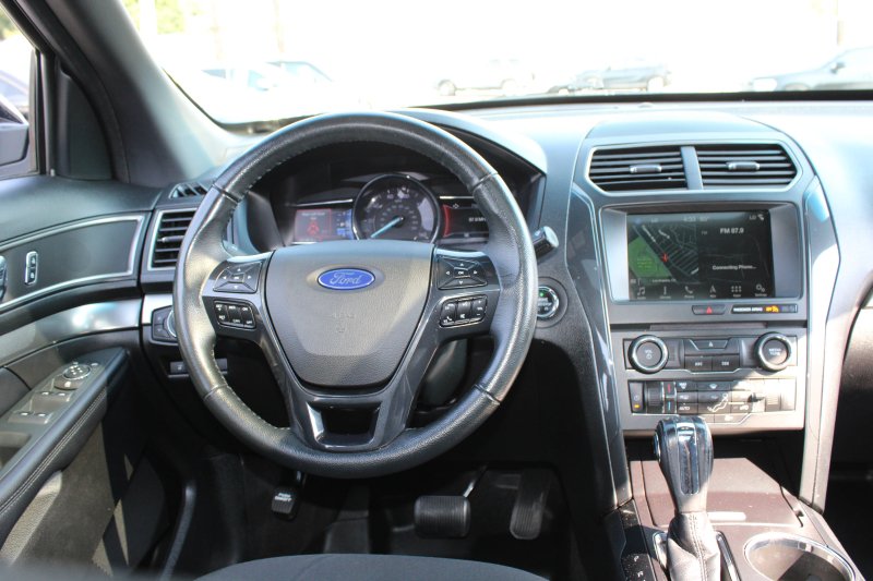 Used 2018 Ford Explorer XLT w/ Equipment Group 201A AWD/4WD image 13