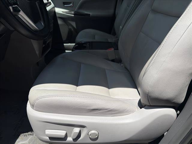Used 2018 Toyota Sienna XLE FWD image 12