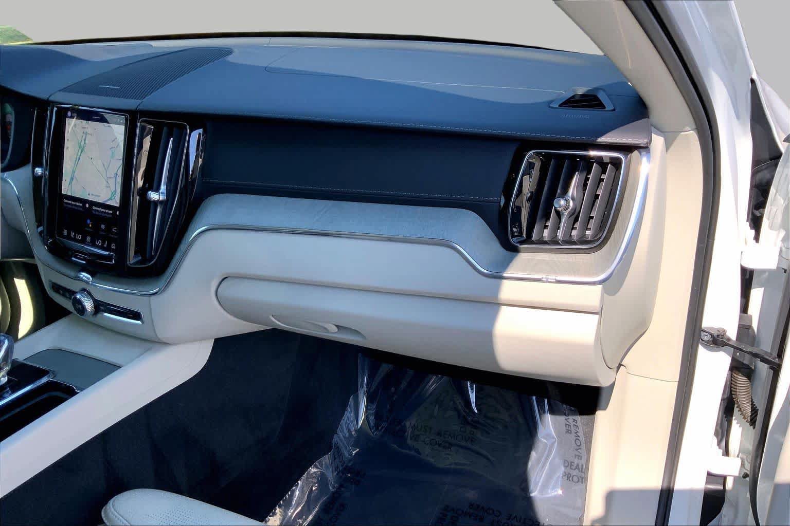 Used 2024 Volvo XC60 B5 Ultimate w/ Protection Package Premier AWD/4WD image 19