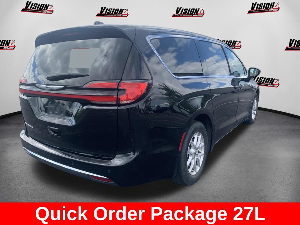 Used 2024 Chrysler Pacifica Touring-L FWD image 4