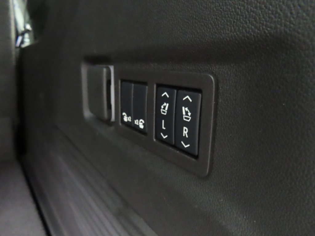 Used 2025 Chevrolet Suburban Z71 image 43