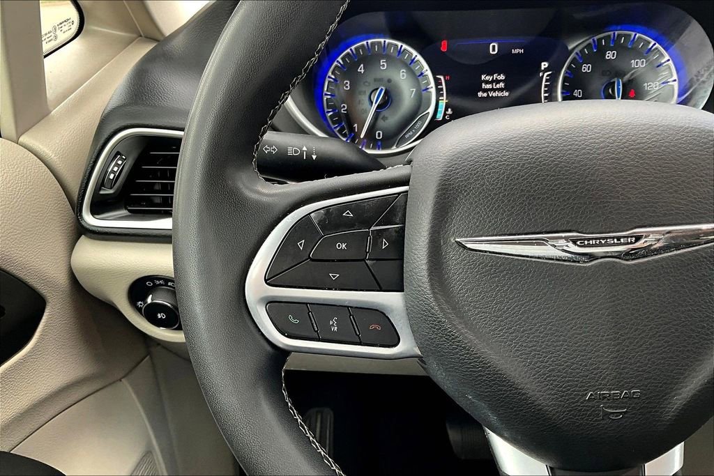Used 2023 Chrysler Pacifica Touring-L FWD image 12