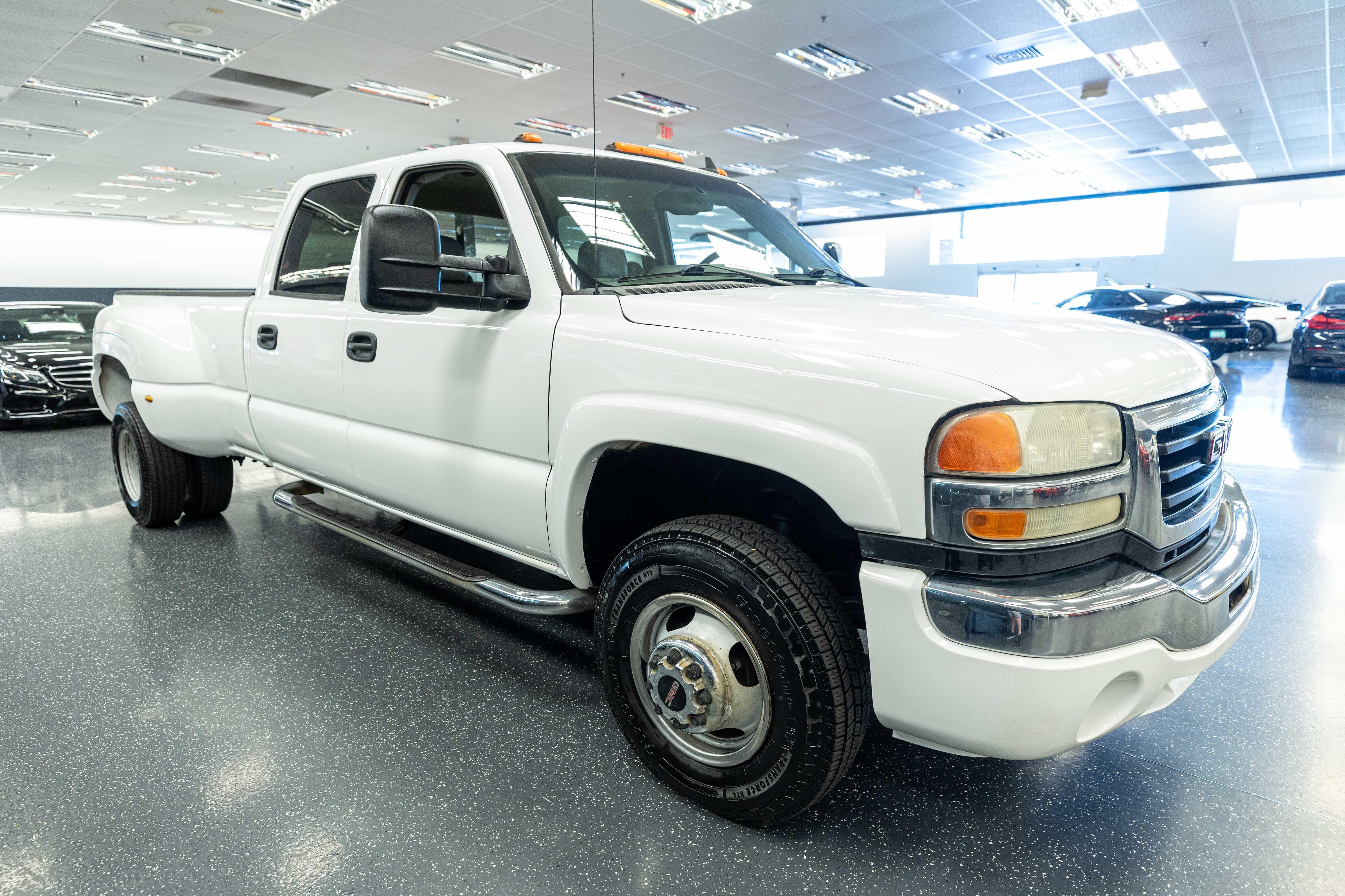 Used 2007 GMC Sierra 3500 SLT w/ Heavy-Duty Power Package AWD/4WD image 4