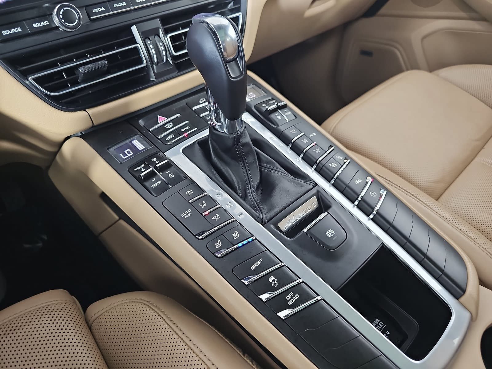 Used 2020 Porsche Macan AWD/4WD image 25