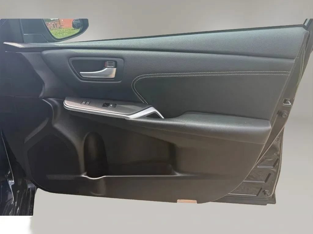 Used 2015 Toyota Camry XLE w/ Moonroof Package FWD image 30