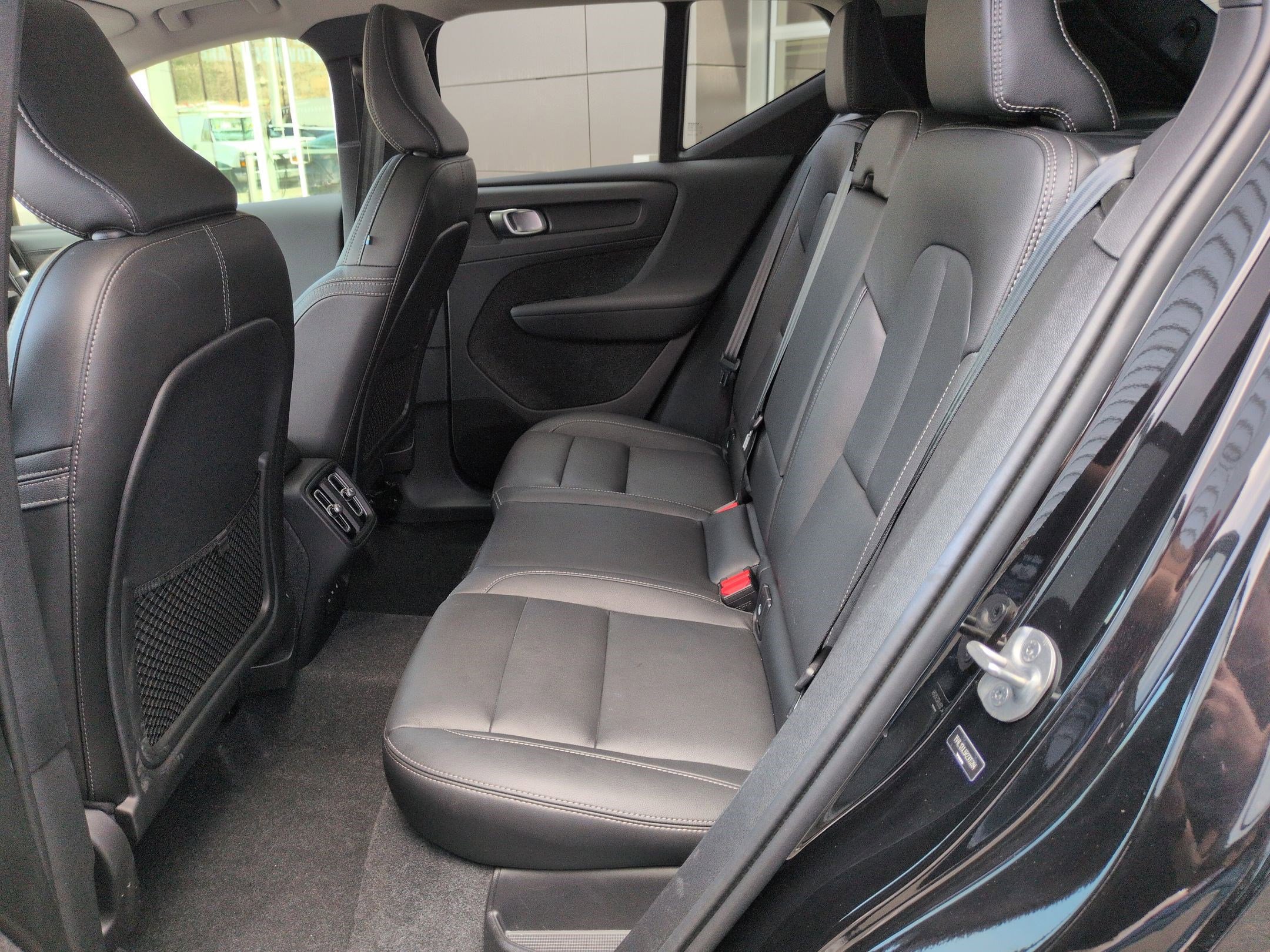 Used 2024 Volvo XC40 B5 Plus image 26