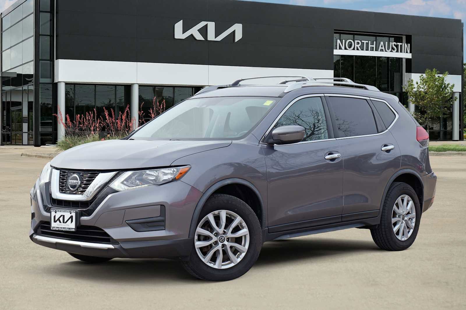 Used 2020 Nissan Rogue SV image 1