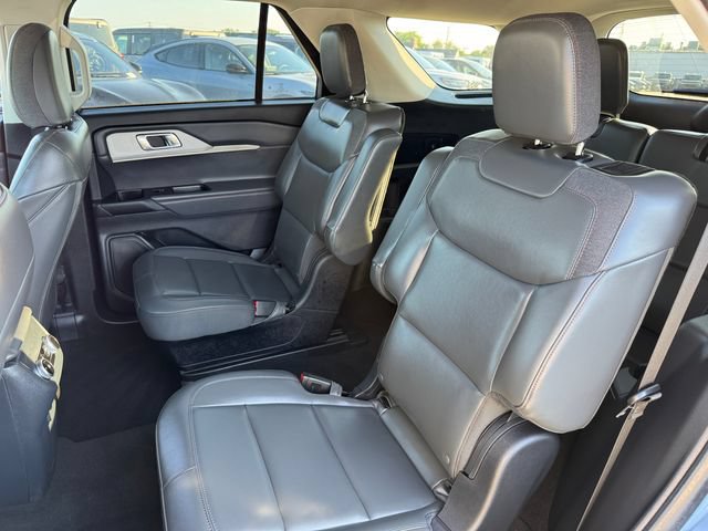 Used 2025 Ford Explorer Active w/ Active Comfort Package AWD/4WD image 7