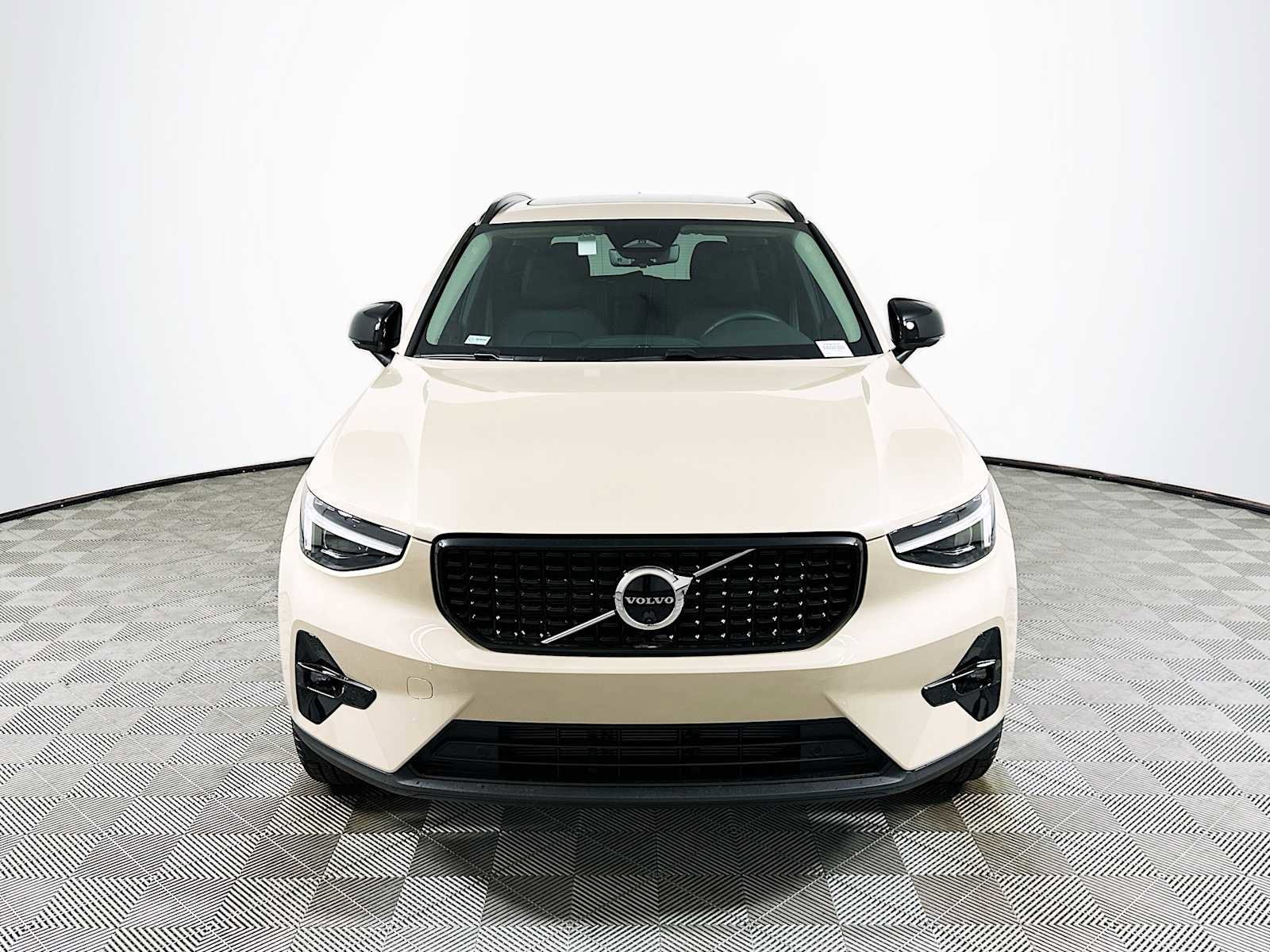 Used 2025 Volvo XC40 B5 Plus w/ Climate Package image 2