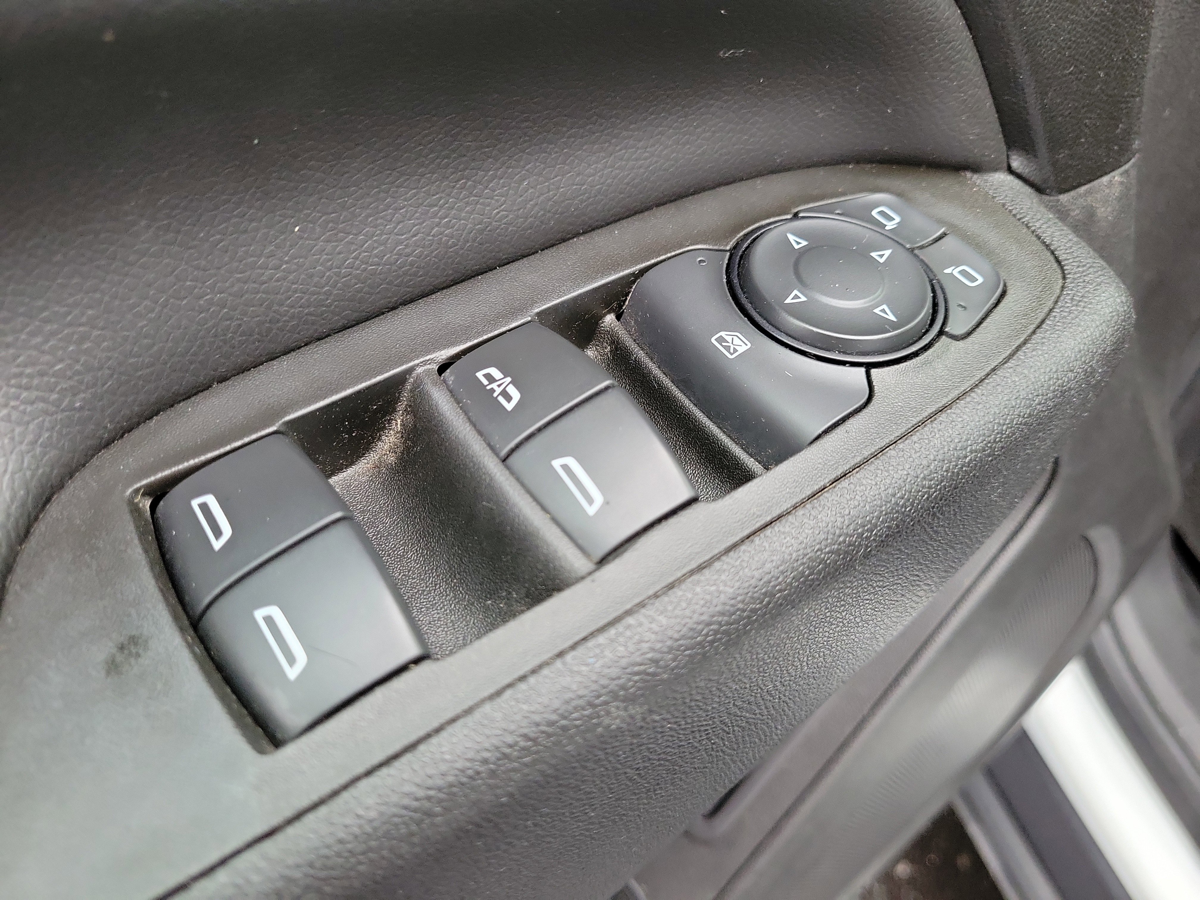 Used 2020 Chevrolet Equinox LT w/ Sport Edition image 17