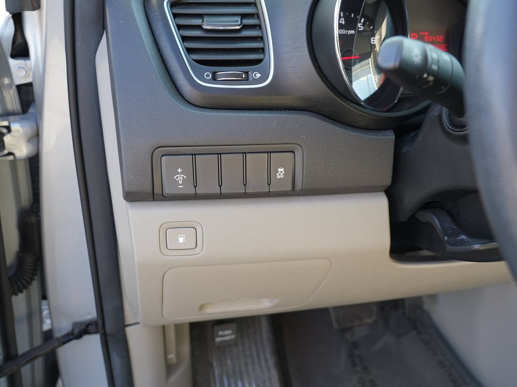 Used 2018 Kia Sedona L FWD image 17