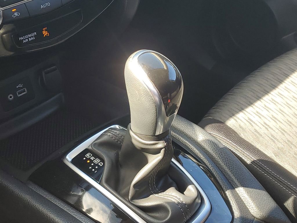 Certified 2020 Nissan Rogue SV FWD image 30