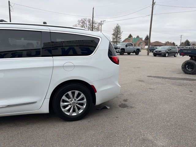 Used 2018 Chrysler Pacifica Touring-L w/ Premium Audio Group image 8