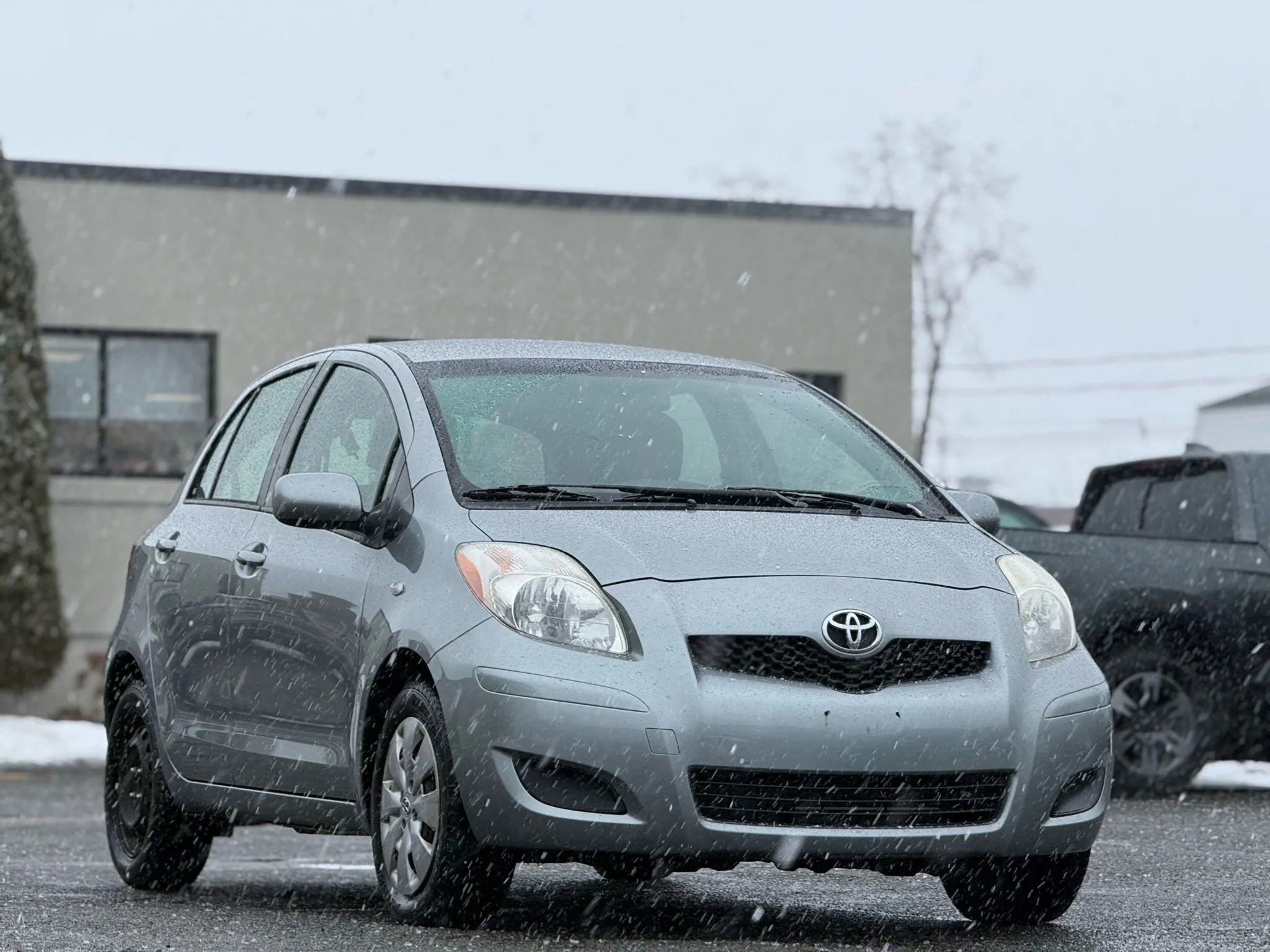 Used 2010 Toyota Yaris 4-Door Hatchback image 2