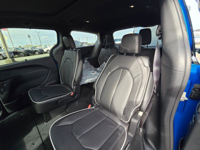 New 2026 Chrysler Pacifica Limited FWD image 21