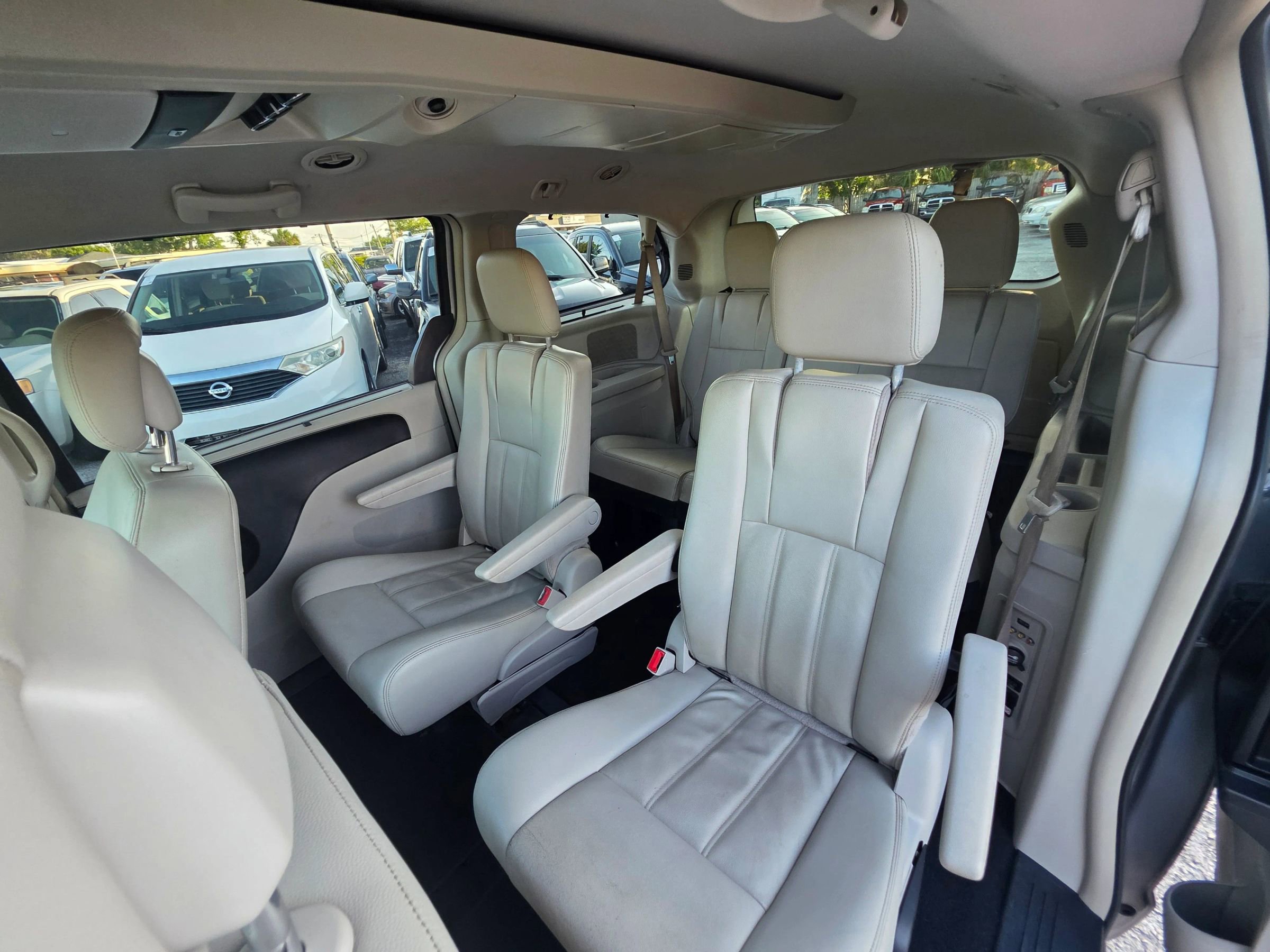 Used 2014 Chrysler Town & Country Touring FWD image 16
