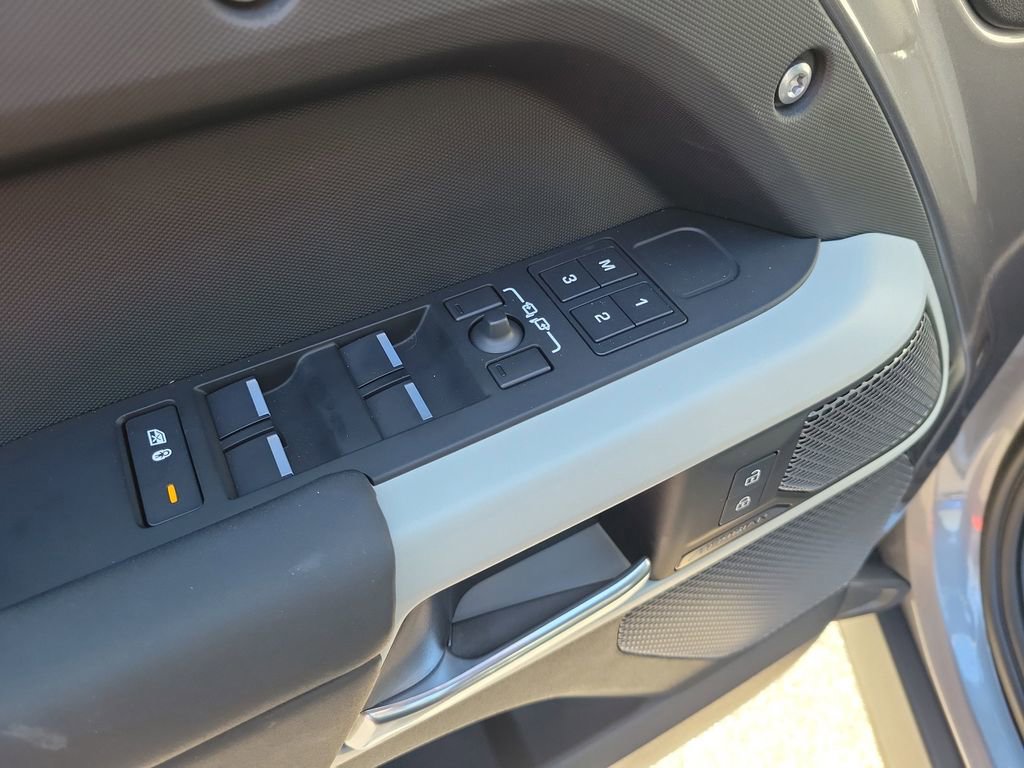 Used 2024 Land Rover Defender 110 X-Dynamic SE image 17