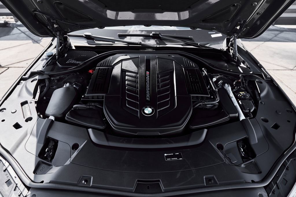 Used 2022 BMW M760i xDrive w/ Luxury Rear Seating Package image 16