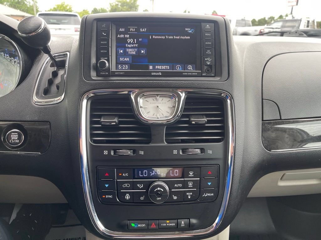Used 2013 Chrysler Town & Country Touring-L w/ Driver Convenience Group FWD image 15