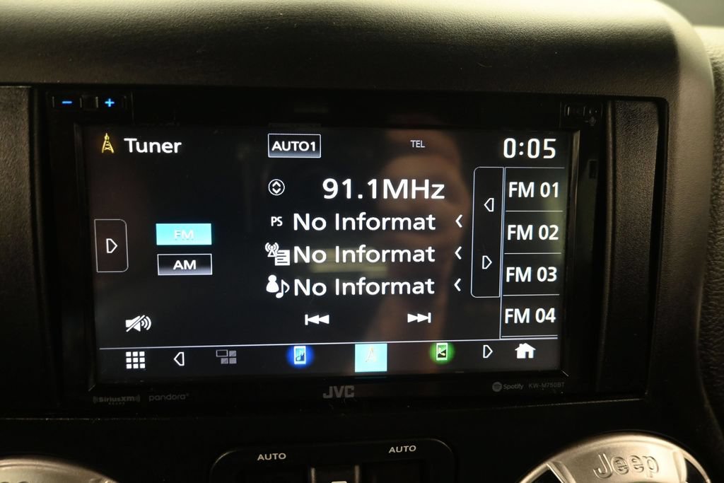 Used 2014 Jeep Wrangler Unlimited Sahara w/ Connectivity Group AWD/4WD image 19