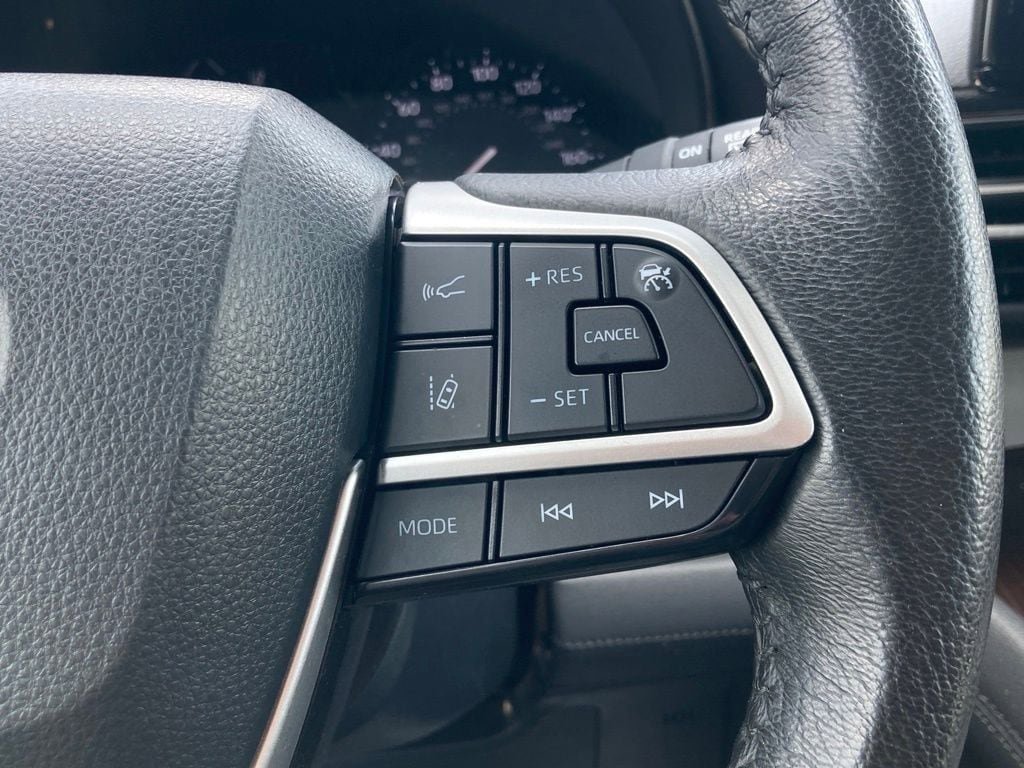 Used 2023 Toyota Sienna XLE FWD image 17