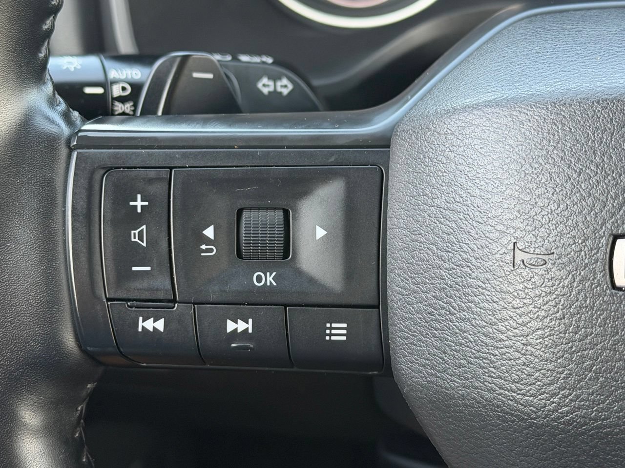 Certified 2025 Nissan Rogue SV FWD image 17