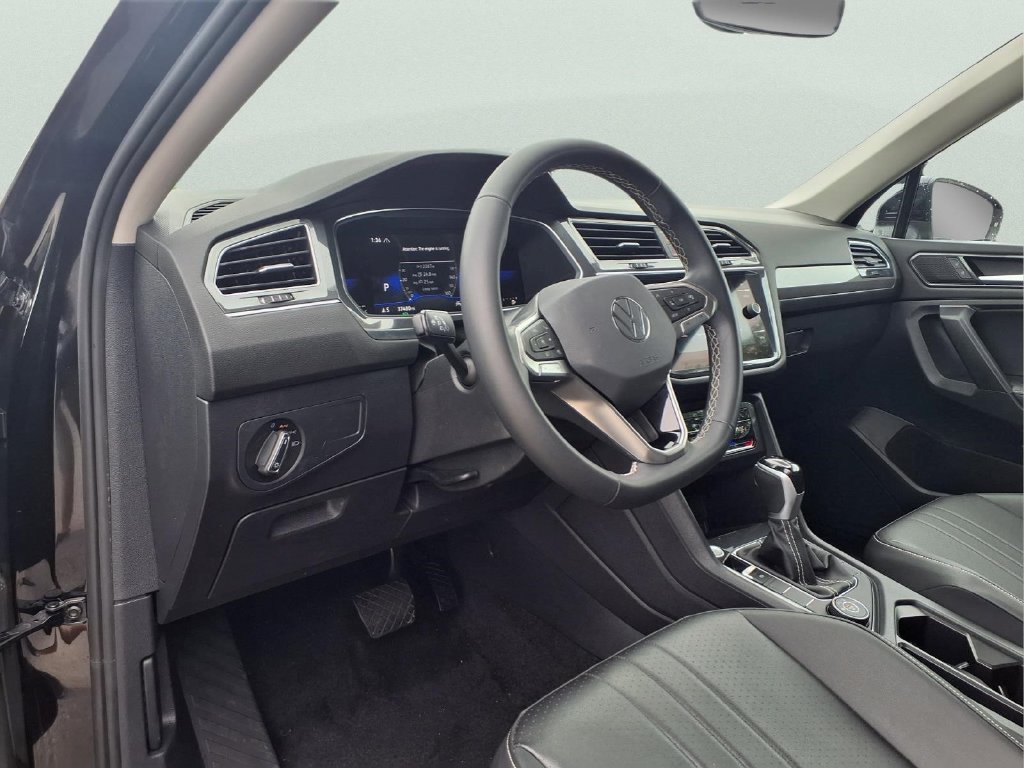 Used 2023 Volkswagen Tiguan SE AWD/4WD image 10