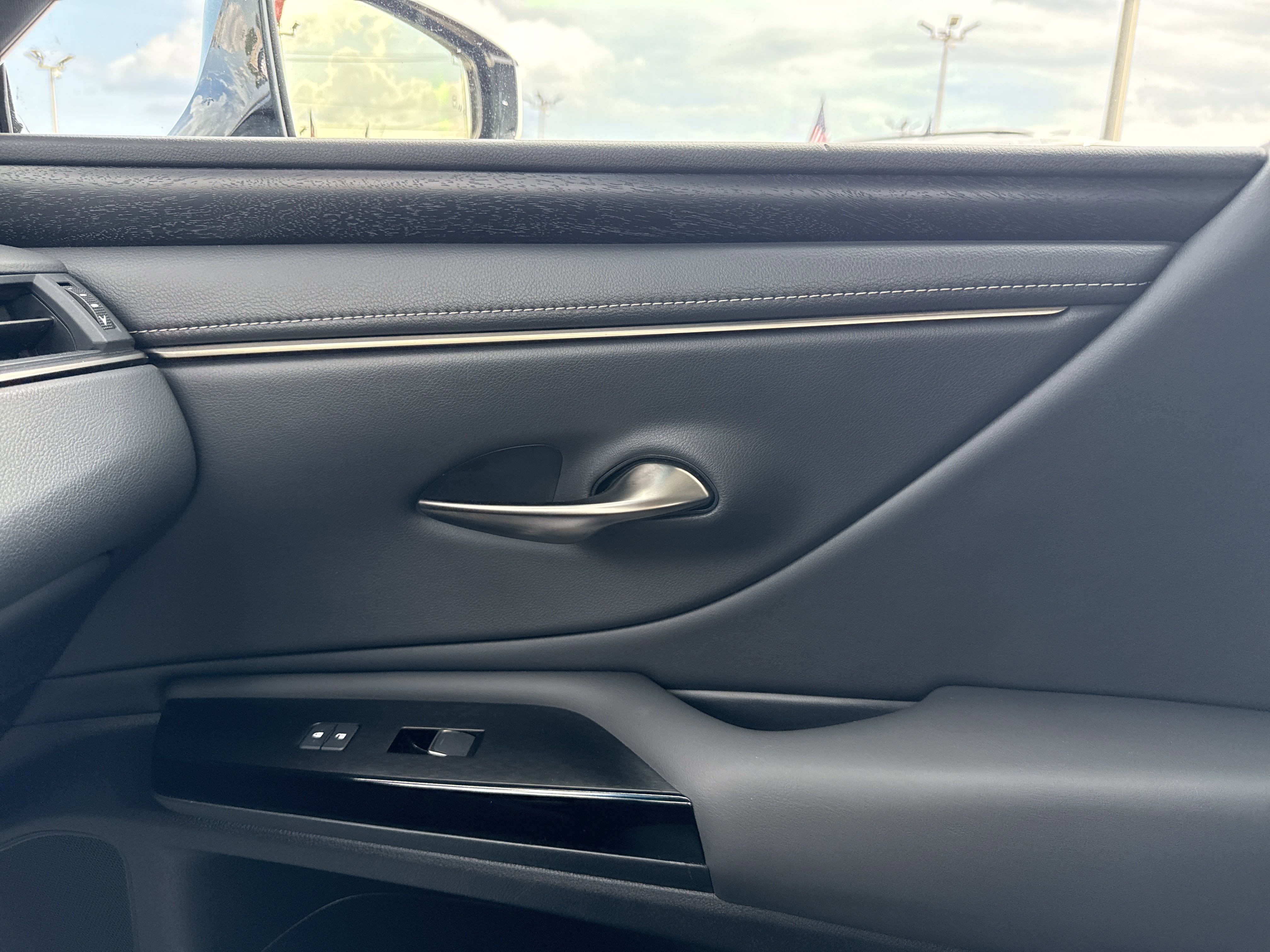 Used 2022 Lexus ES 300h w/ Premium Package image 18