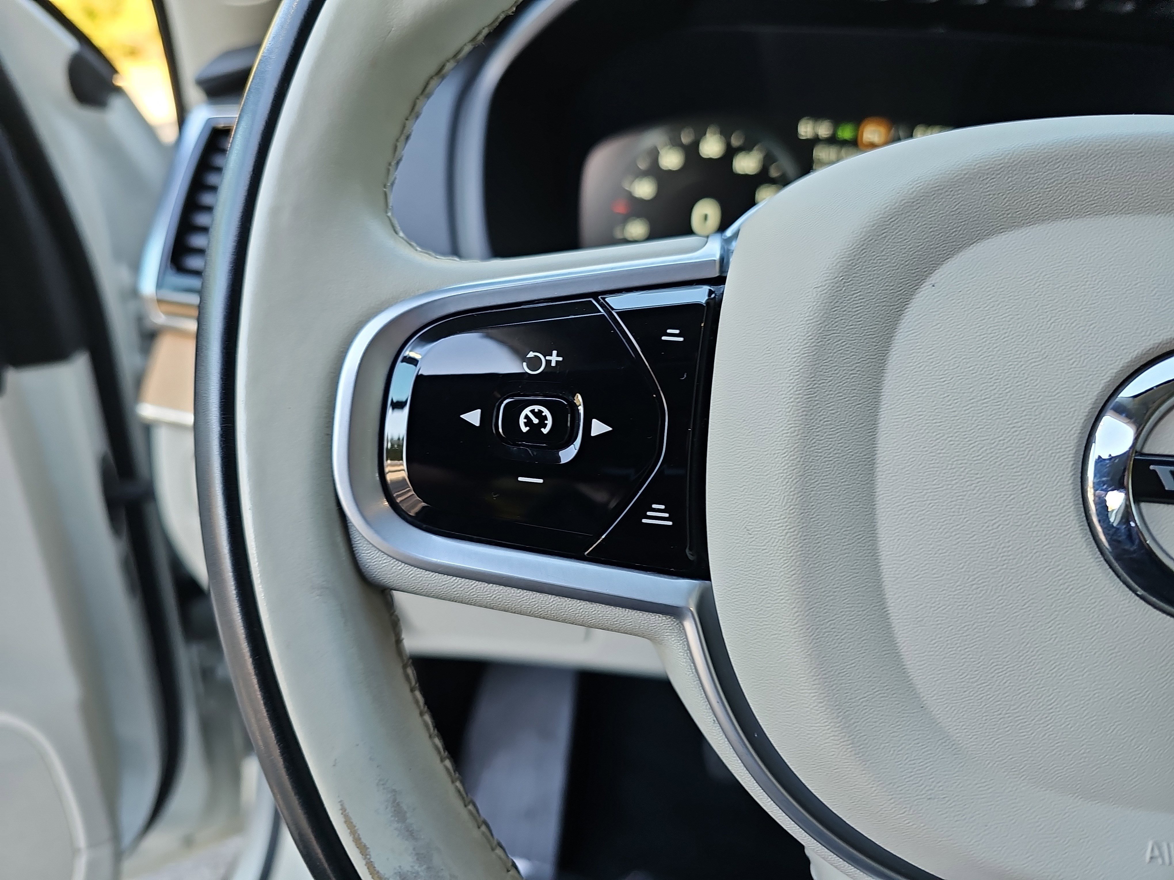 Used 2021 Volvo XC90 T6 Momentum image 18