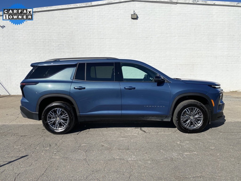 Used 2025 Chevrolet Traverse LT image 1
