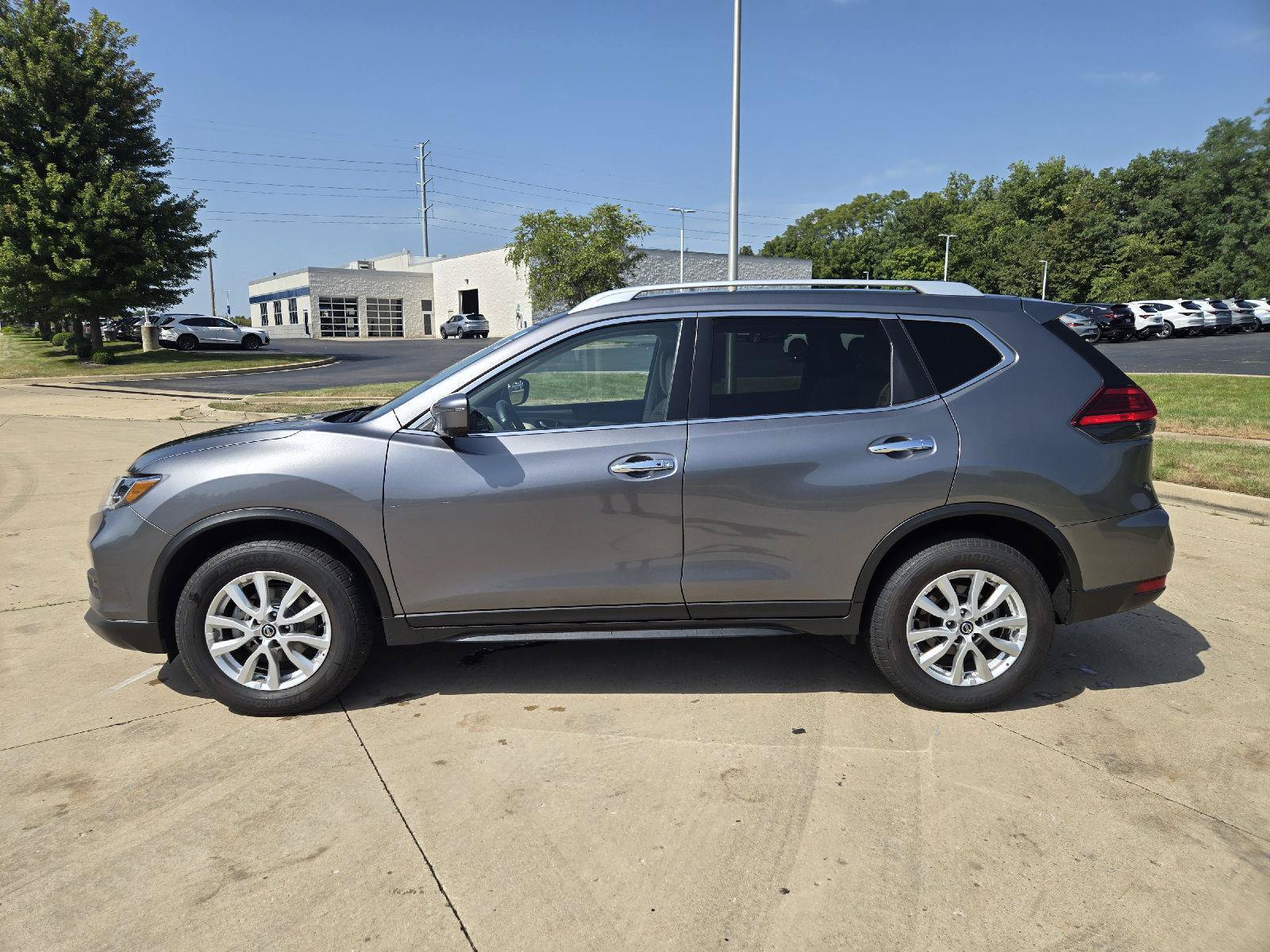 Used 2017 Nissan Rogue SV w/ SV Premium Package AWD/4WD image 5