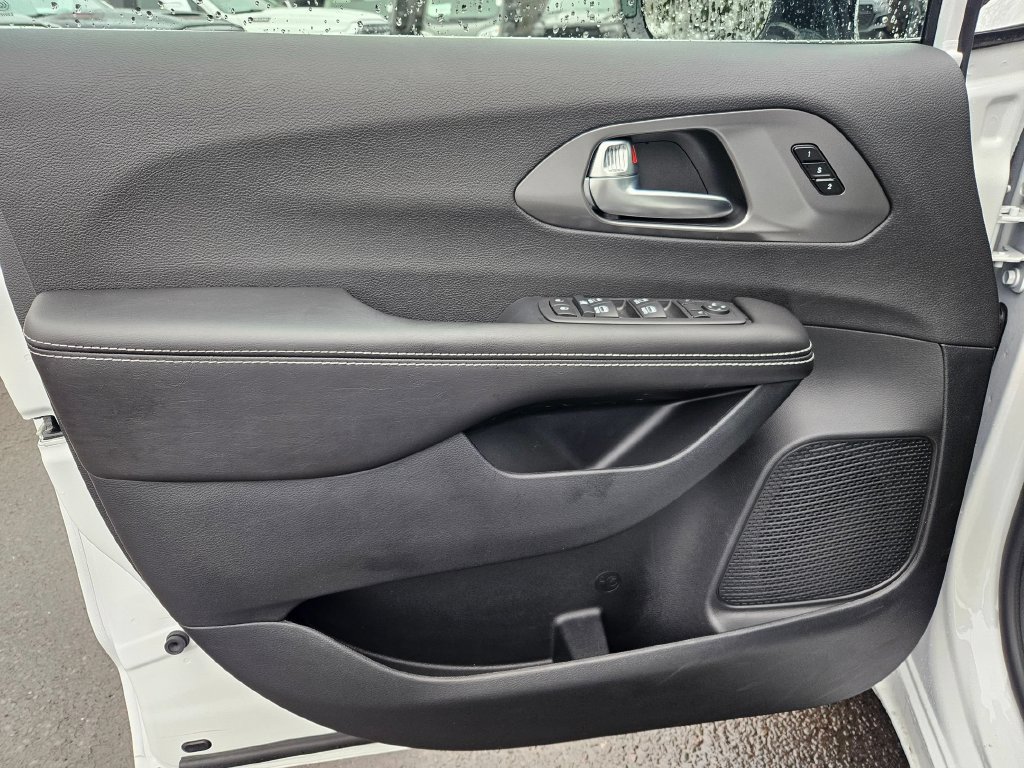 New 2026 Chrysler Pacifica Select AWD/4WD image 11