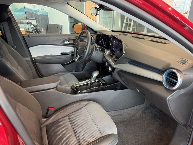 Used 2025 Chevrolet Trax LT w/ LT Convenience Package image 32