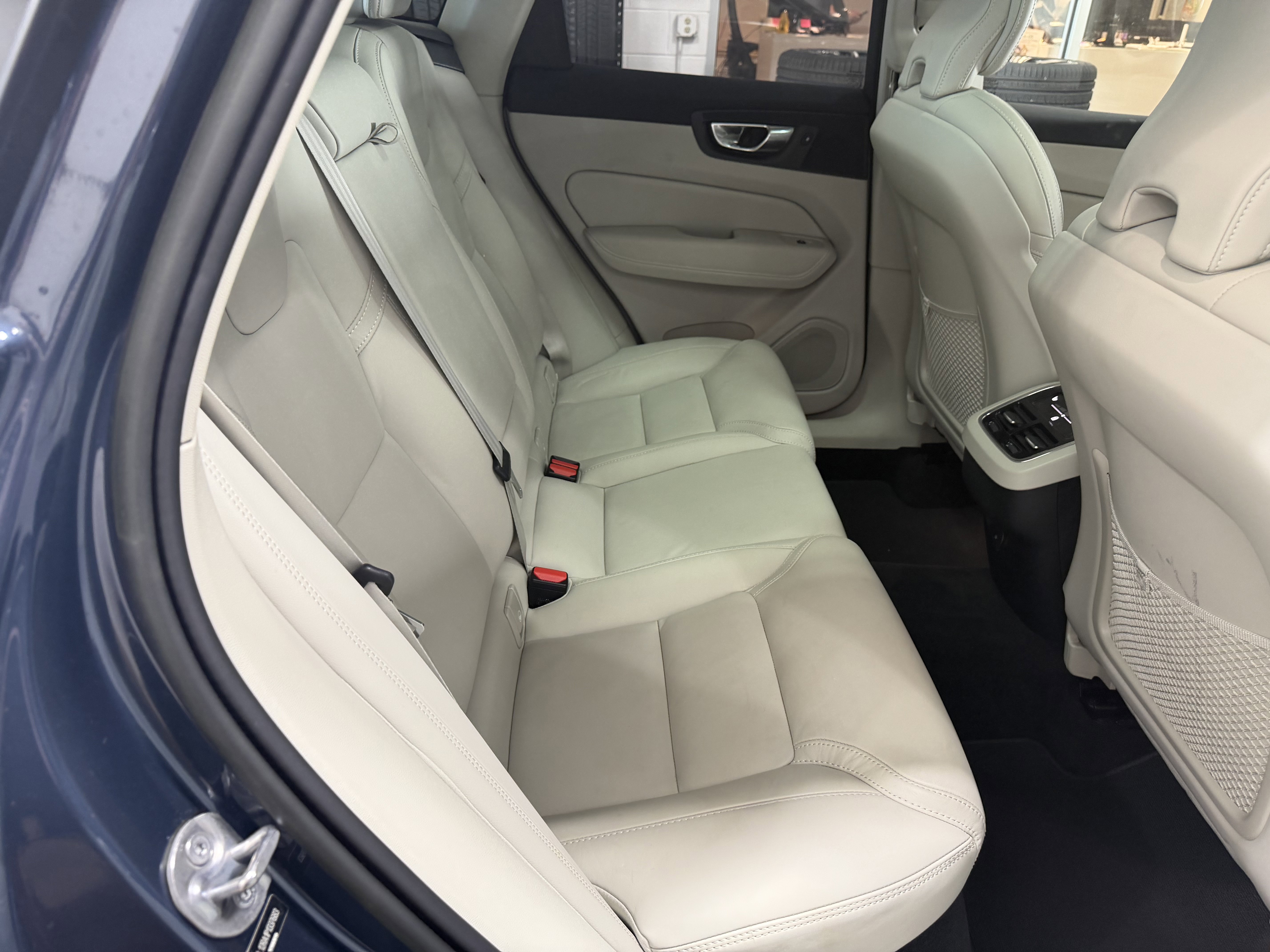 Used 2023 Volvo XC60 B5 Ultimate w/ Climate Package AWD/4WD image 28