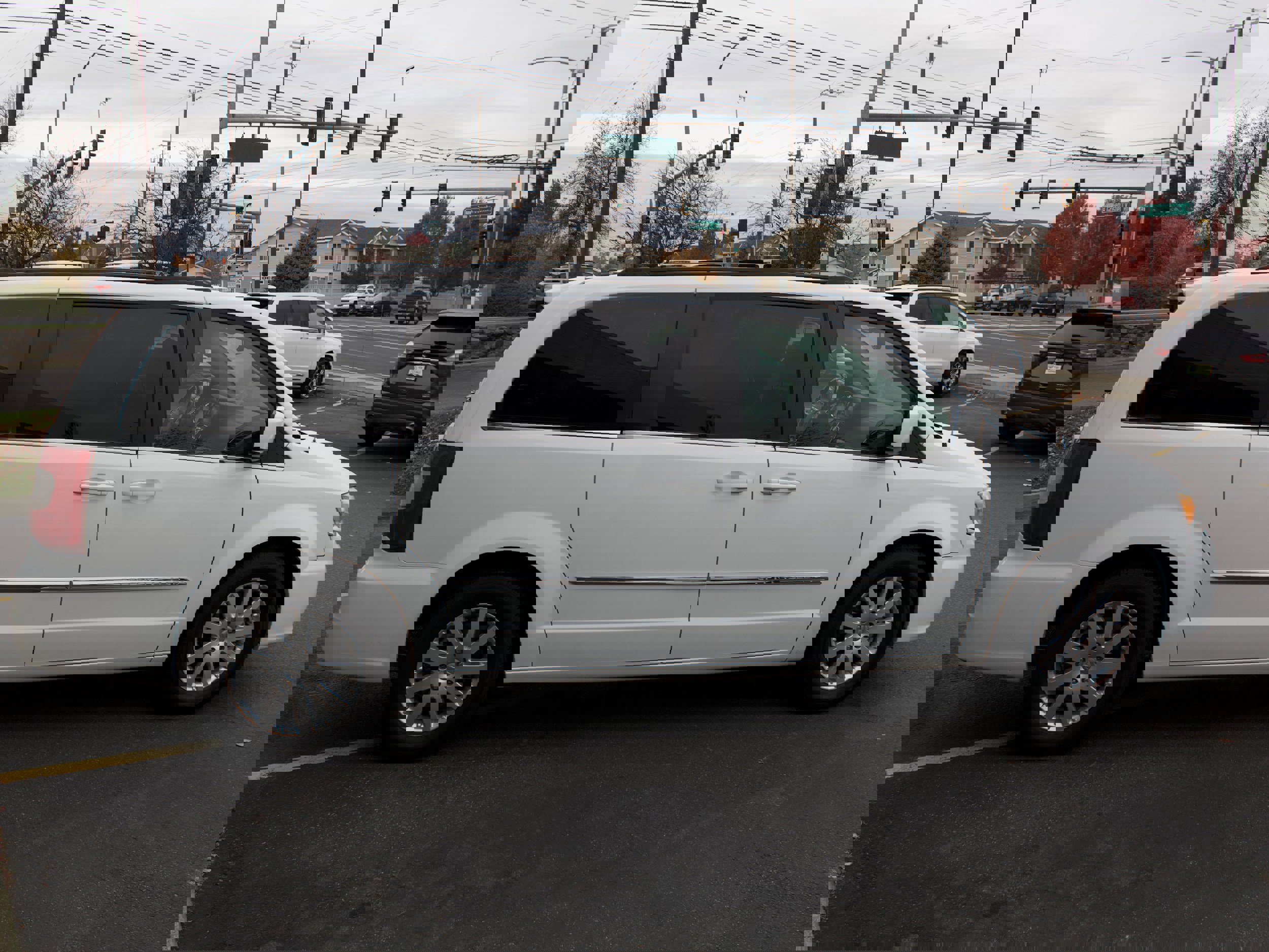 Used 2015 Chrysler Town & Country Touring image 4