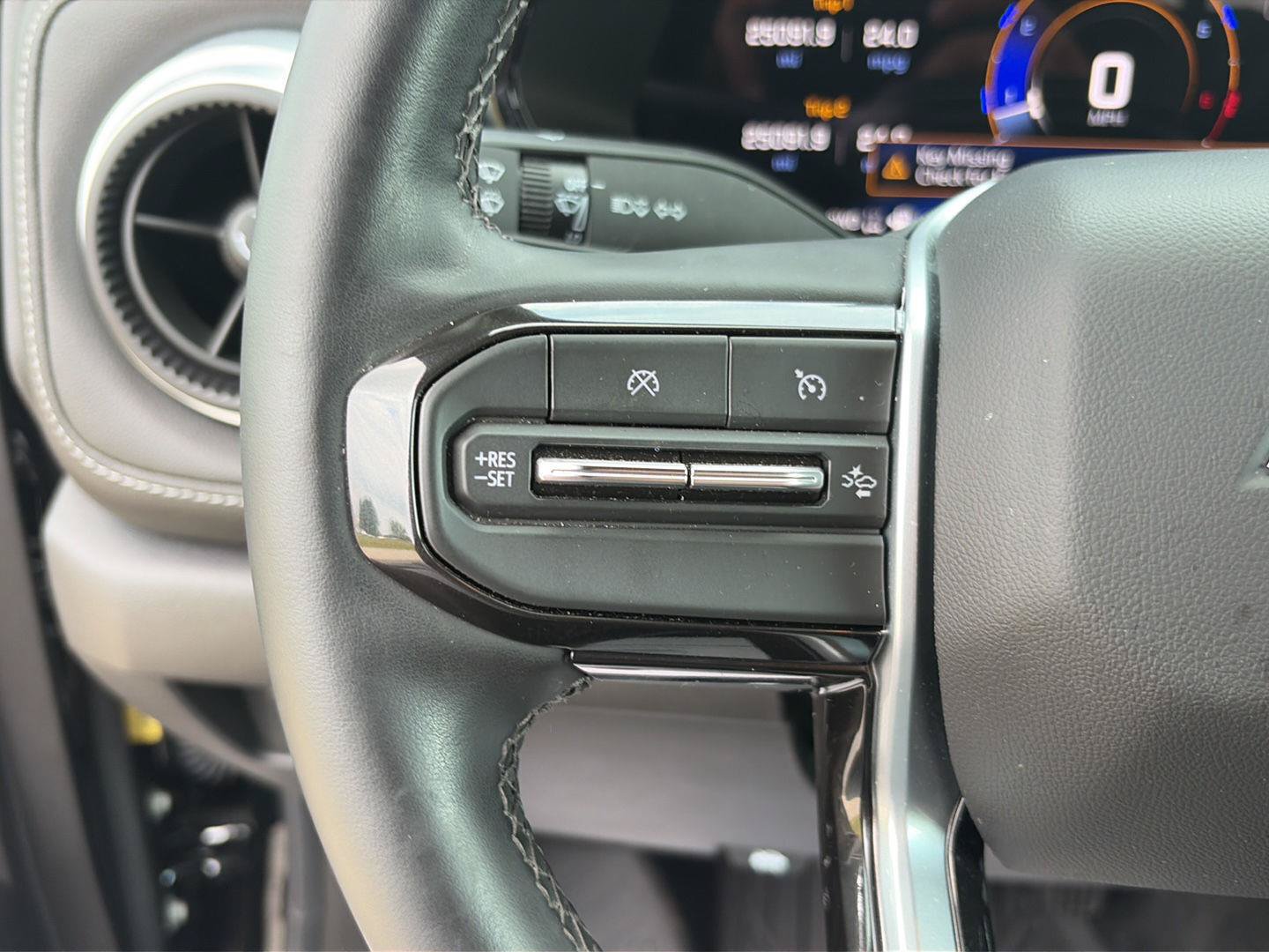 Used 2024 Chevrolet Colorado LT w/ LT Convenience Package II AWD/4WD image 16