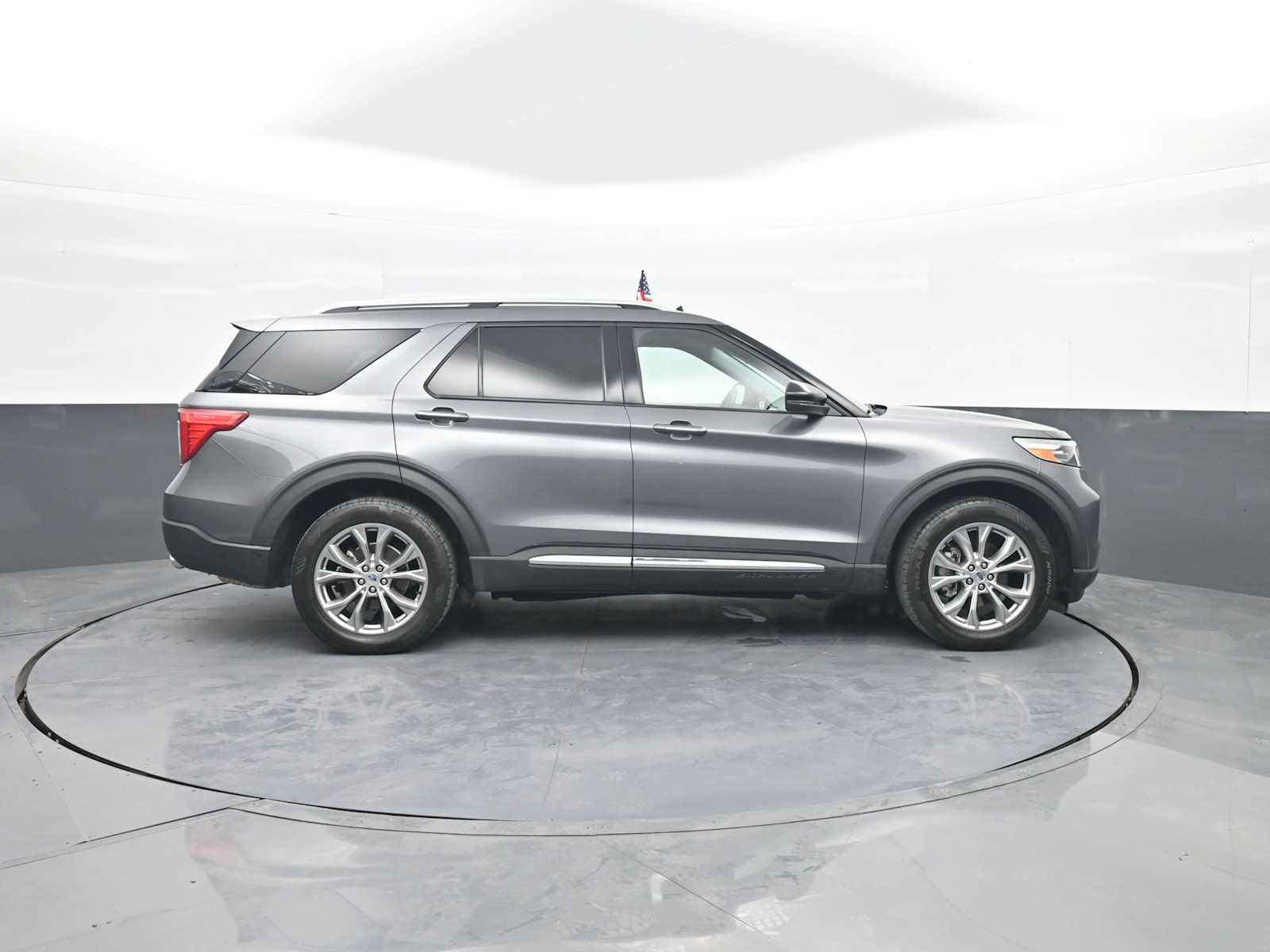 Used 2021 Ford Explorer Limited w/ Equipment Group 301A AWD/4WD image 9