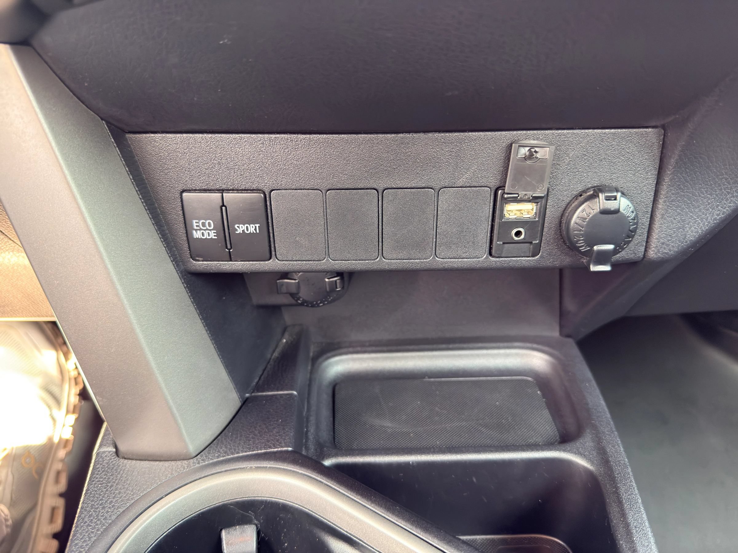 Used 2018 Toyota RAV4 XLE FWD image 17