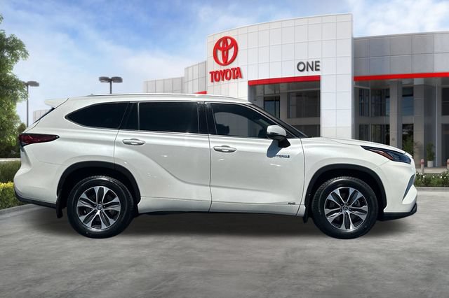 Used 2020 Toyota Highlander XLE AWD/4WD image 3