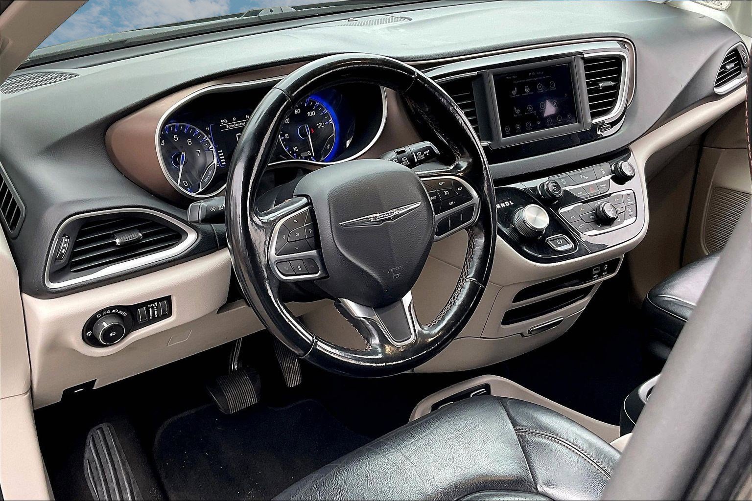 Used 2019 Chrysler Pacifica Touring-L image 13