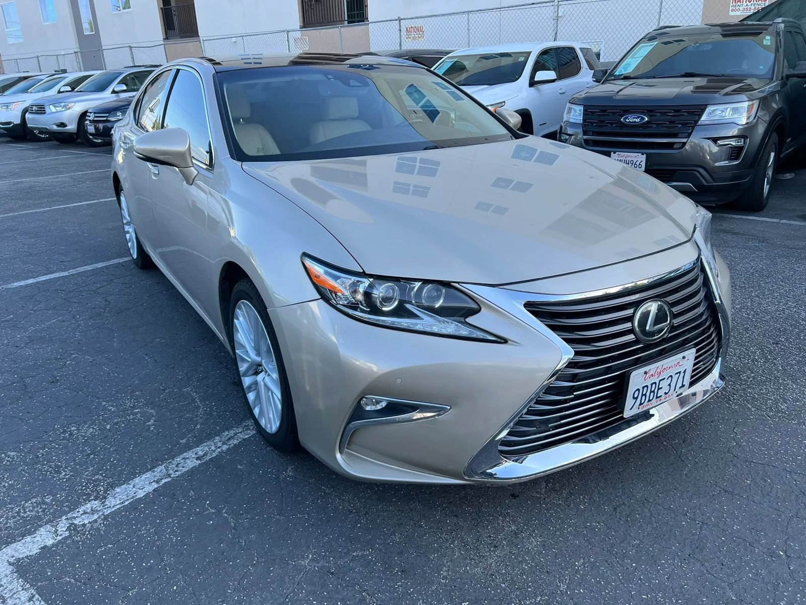 Used 2017 Lexus ES 350 w/ Luxury Package FWD image 3
