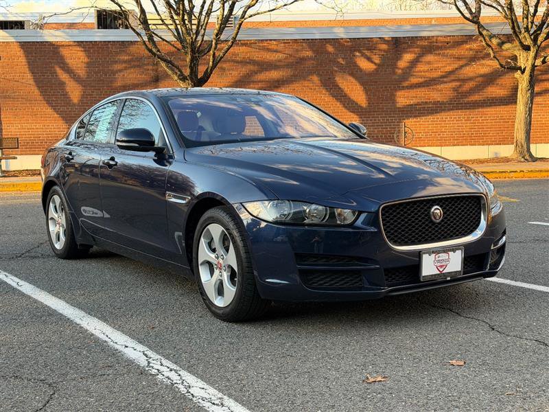 Used 2017 Jaguar XE image 3