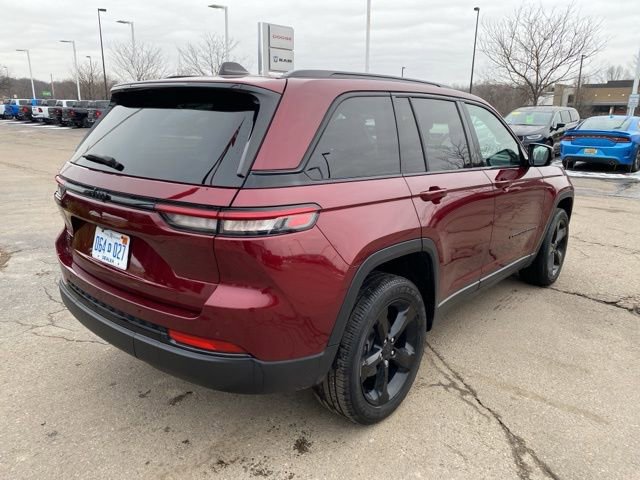 Used 2024 Jeep Grand Cherokee Altitude image 3