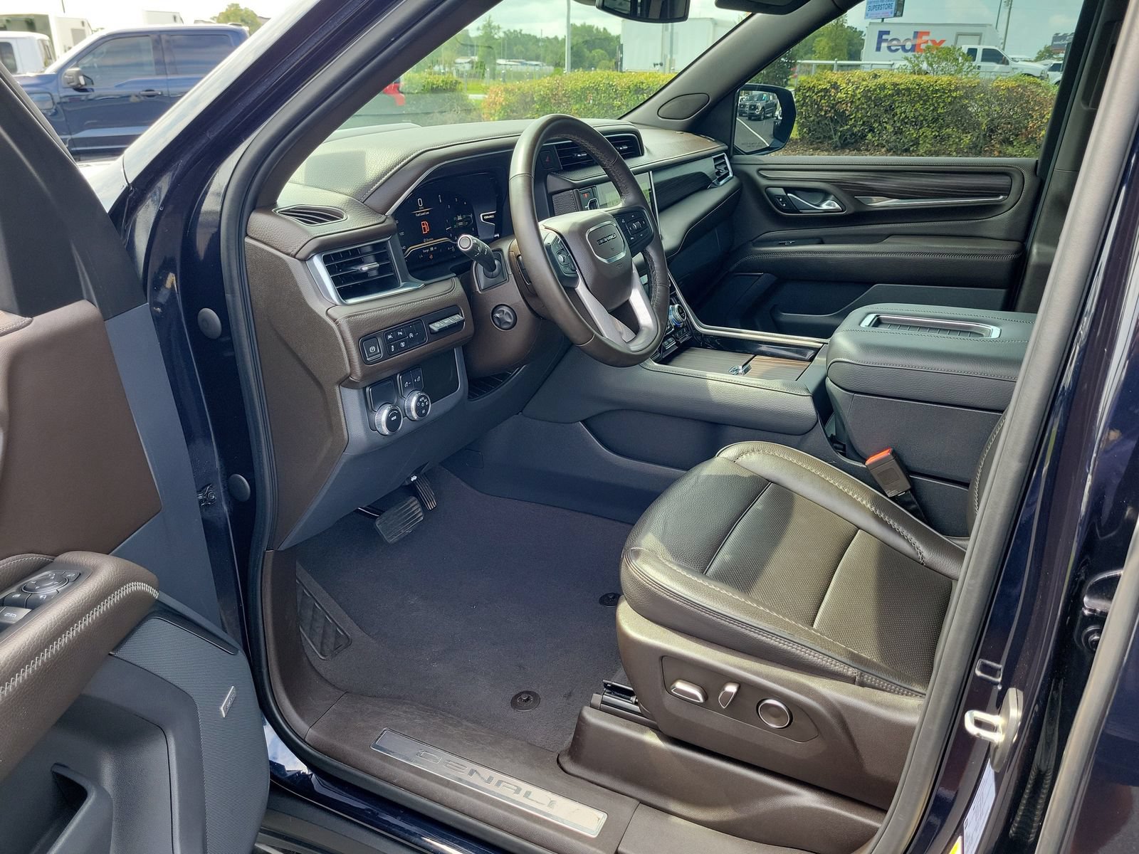 Used 2023 GMC Yukon Denali RWD image 18