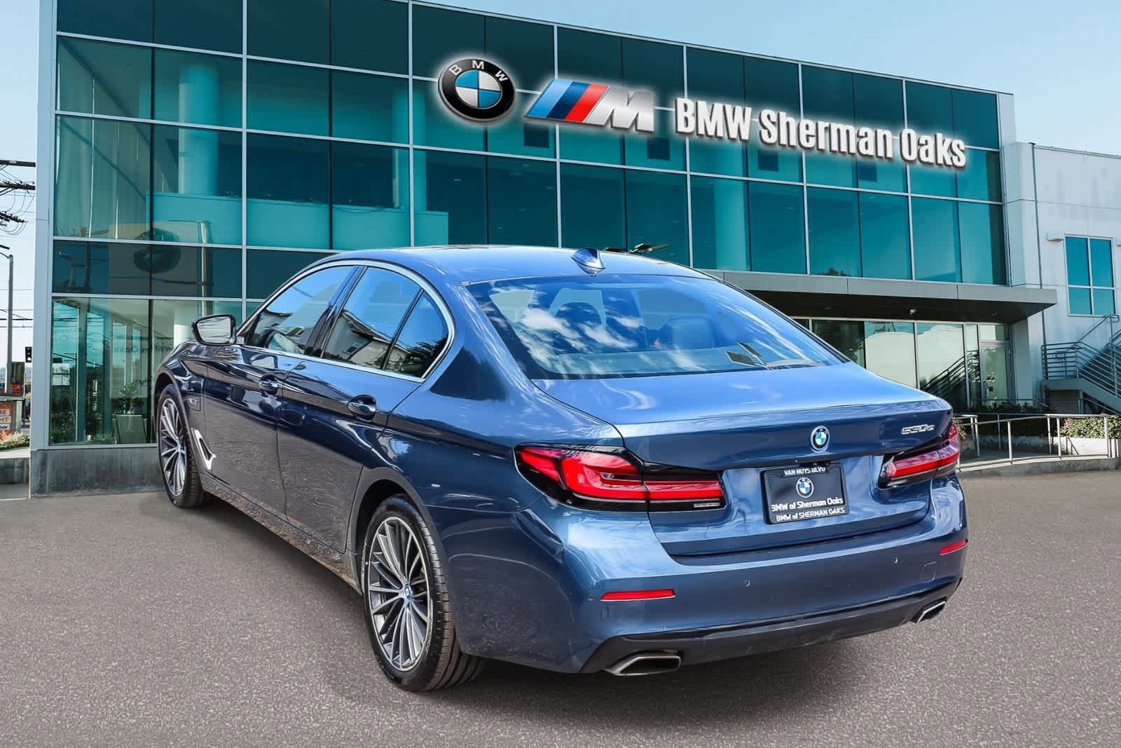 Certified 2023 BMW 530e w/ Convenience Package RWD image 6