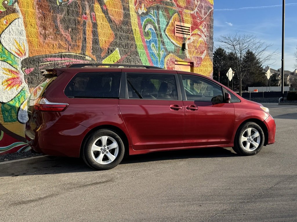 Used 2018 Toyota Sienna LE image 8