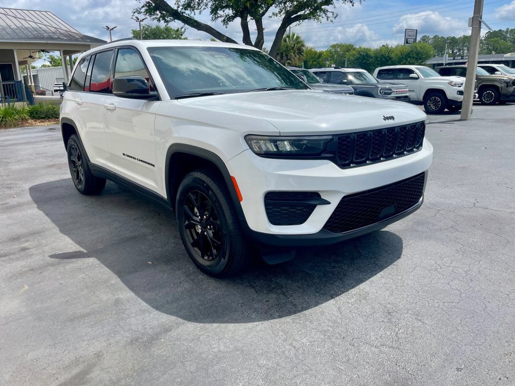 Used 2025 Jeep Grand Cherokee Altitude AWD/4WD image 6